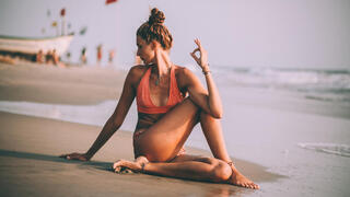 יוגה על החוף בגואה? החל מהקיץ יעלה פחות לטוס לשם