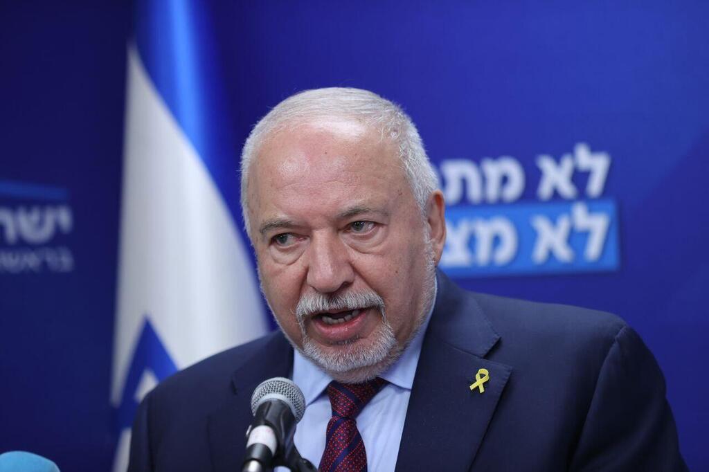 ליברמן. "משוואה חדשה - קרקעות תמורת אצבעות" (צילום: אלכס קולומויסקי ) ישיבת סיעה של ישראל ביתנו
