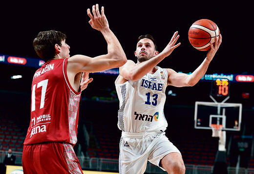 הובר מחפש את הדרך לסל, אתמול | צילום: FIBA.COM yk14599386