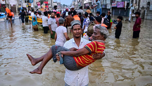 כבר 1,200 הרוגים ו-800 נעדרים בהצפות באסיה: „לא חשבנו שנשרוד את הלילה”