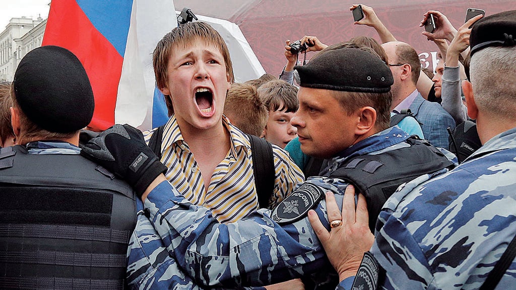 A protester in Russia demonstrating against corruption (Photo: Alexander Zemlianichnko/AP) מפגין ברוסיה נגד השחיתות במשטר פוטין