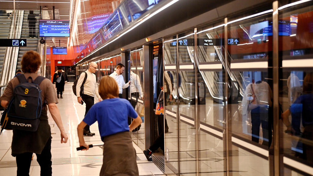 להוסיף מקטע הליכה בדרך. הרכבת הקלה בתל אביב (צילום: קובי קואנקס) תחנת אלנבי של הרכבת הקלה בתל אביב, ללא אבטחה