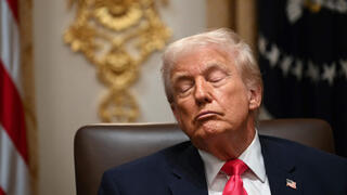 נשיא ארה"ב דונלד טראמפ עם עיניים עצומות בישיבת קבינט