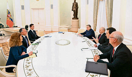 ימין במרכז: ולדימיר פוטין, משמאל  במרכז: ג'ארד קושנר וסטיב וויטקוף | צילום: KRISTINA KORMILITSYNA, AFP