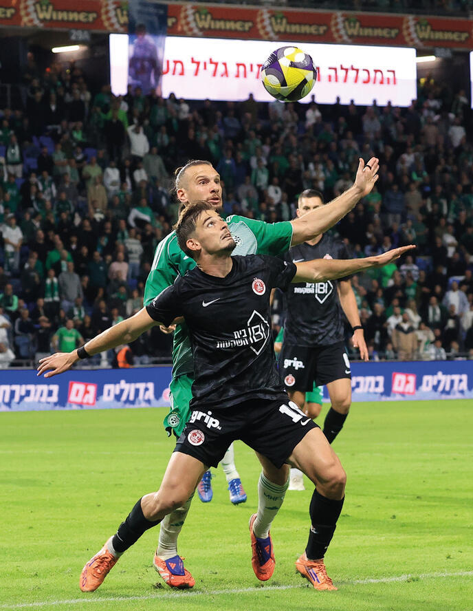 ריקוד ניצחון.  גולדברג סוגר  את ליידנר | צילום: אלעד גרשגורן