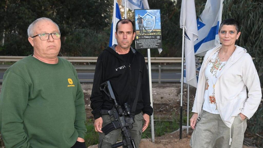 תושבי קיבוץ עלומים מחכים לרן גואילי ז"ל שלחם בסמוך אליו