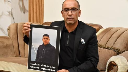 אביו של בן ה-16 שנרצח סתם ברחוב חזר לבית ספרו: 