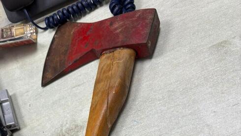 תושב אשדוד נעצר בפארק: רדף עם גרזן אחר עוברים ושבים | תיעוד