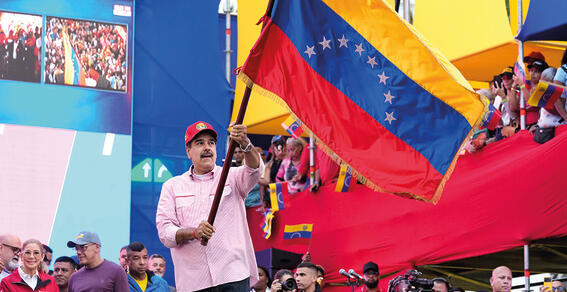 המעגל הפנימי שלו "מודאג".  מאדורו עם תומכיו בקראקס, השבוע | צילום: Ariana Cubillos, אי־פי