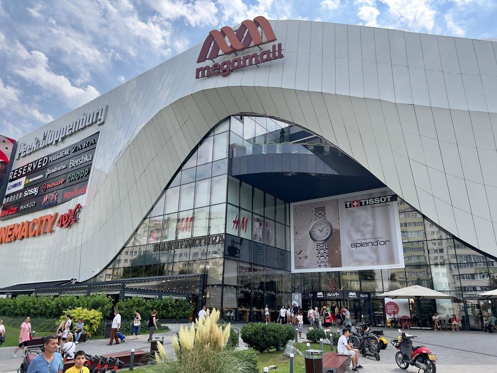 יש גם שופינג זול - MegaMall (צילום: Ammatar / shutterstock) MegaMall