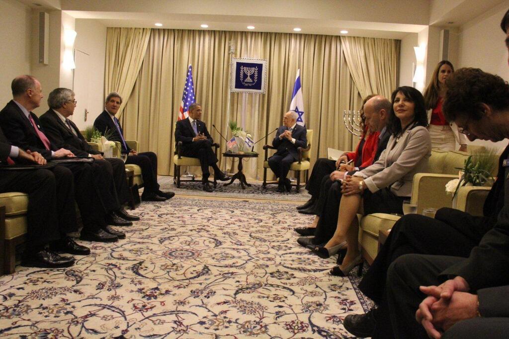 החנוכייה של משפחת ימיני בפגישה שנערכה בין הנשיא ה-44 של  ארצות הברית ברק אובמה לנשיאה התשיעי של מדינת ישראל שמעון פרס ז"ל
