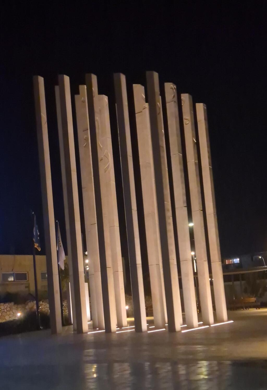 האנדרטה לזכר נרצחי שדרות ב-7 באוקטובר (צילום: אסף קמר) האנדרטה לזכר נרצחי שדרות ב-7 באוקטובר