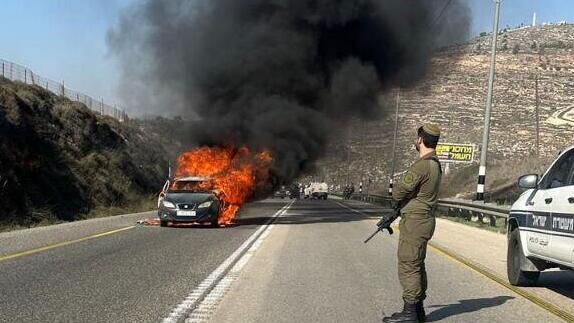 מתנחלים יהודים רעולי פנים שרפו מכונית וצמיגים בצומת שילה בשומרון