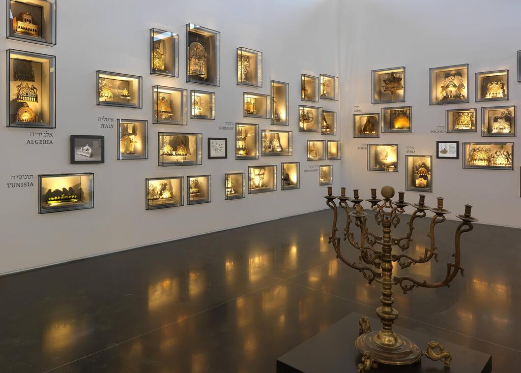 קיר החנוכיות במוזיאון ישראל (צילום: אלי פוזנר) קיר החנוכיות במוזיאון ישראל