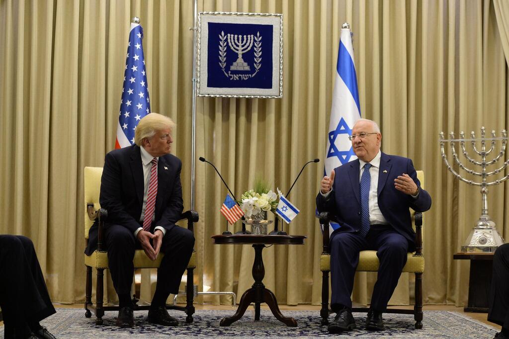 החנוכייה של משפחת ימיני בפגישה שנערכה בין נשיאה המכהן של ארצות הברית דונלד טראמפ לנשיאה העשירי של מדינת ישראל ראובן ריבלין