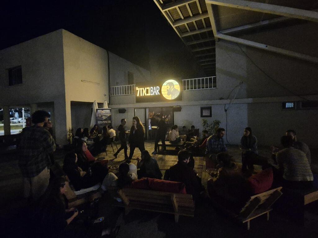 מחוץ לבר. "באזל" (צילום: אסף קמר) ״באזל״ מבחוץ