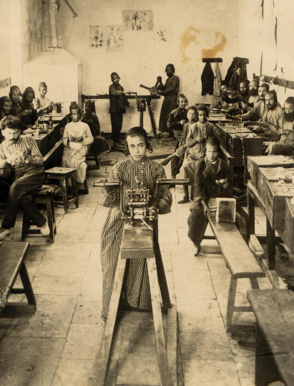 סב המשפחה יחיא ימיני, לומד בבצלאל בשנת 1908