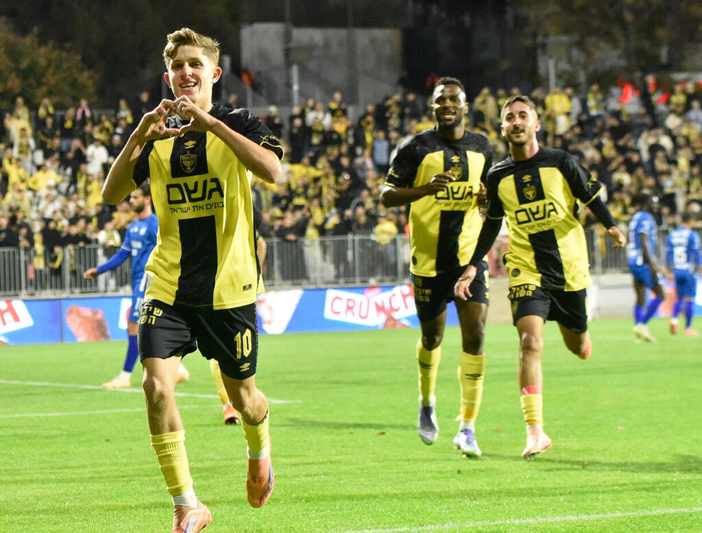 עדי יונה חוגג את הקינוח | צילום: שרון צור עדי יונה חוגג את הקינוח | צילום: שרון צור