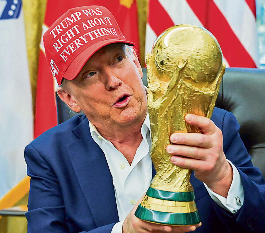 נשיא ארה"ב עם גביע העולם (וכובע "טראמפ צדק בהכל"). מעורב בכל היבט בטורניר | צילום: Jonathan Ernst, רויטרס