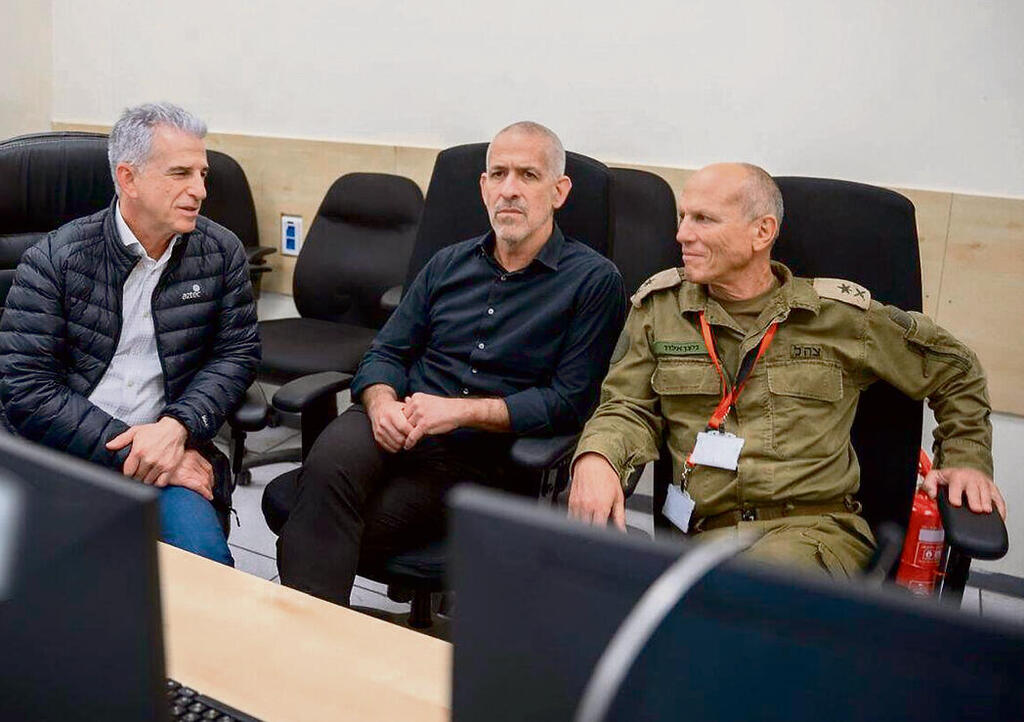 "התעקשנו שרק אנחנו מנהלים את המגעים": אלון (מימין), בר וברנע, ינואר 2025