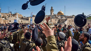 טקס סיום מסלול של חטיבת החשמונאים. החיילים החרדים מעידים שניתן לשלב אורח חיים חרדי עם שירות צבאי | צילום: שלו שלום