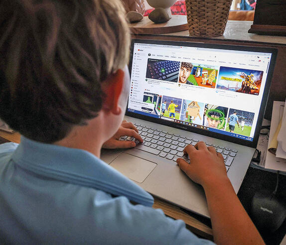 הילדים יחזרו לחמש קוביות? בן 14 במחשב | צילום: DAVID GRAY, AFP