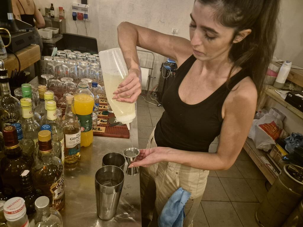 הברמנית בפעולה (צילום: אסף קמר) הברמנית בפעולה