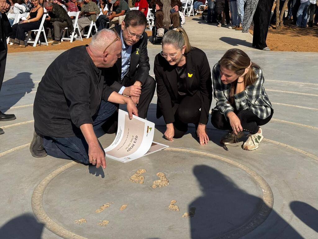 President Isaac Herzog and wife Michal Herzog at the memorial (Photo: PR) Bibas footprints memorial