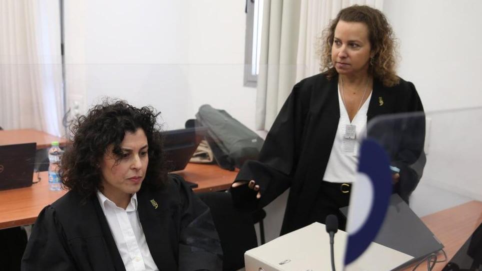 יעזבו לטובת שיפוט? מימין: הפרקליטות יהודית תירוש וניצן וולקן (צילום: עמית שאבי) יהודית תירוש וניצן וולקן, התובעות בתיק 4000 במשפט נתניהו