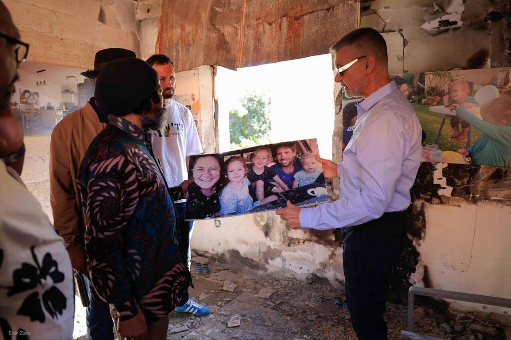 צילום: ערן זנו המלך בבית משפחת סימנטוב בניר עוז שכל בניה נרצחו בשבעה באוקטובר