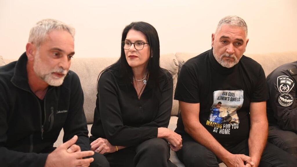 "הוא משך לכיוון שלו אש. הוא 'מגן מולדת'". המפגש של הוריו של רן גואילי עם חבריו (צילום: הרצל יוסף) משפחת גואילי