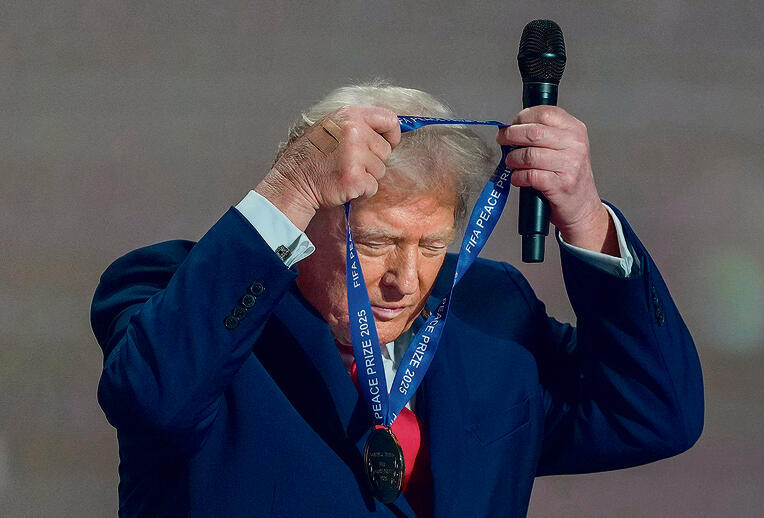 טראמפ עונד את מדליית השלום