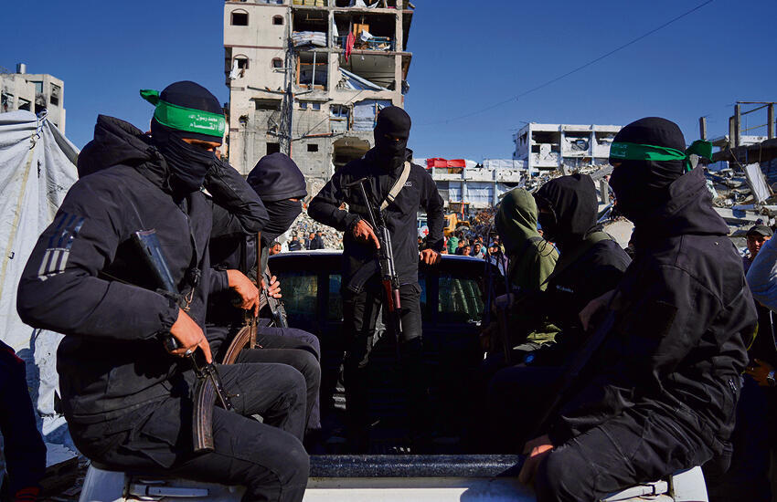 צה"ל מהדק את הכיתור. כוחות חמאס בעזה, בשבוע שעבר | צילום: Jehad Alshrafi, איי־פי (Jehad Alshrafi, AP) צה"ל מהדק את הכיתור. כוחות חמאס בעזה, בשבוע שעבר | צילום: Jehad Alshrafi, איי־פי