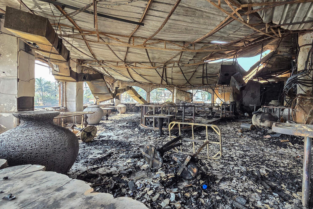 שרידי המועדון, בבוקר שאחרי (צילום: Atish NAIK / AFP) שריפה ב מועדון ב גואה הודו