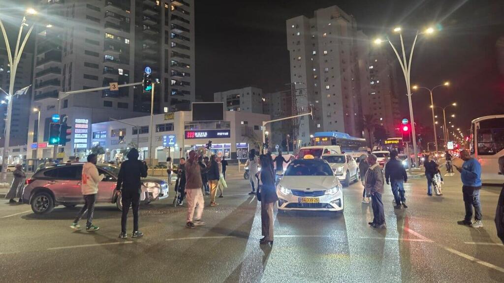 המחאה באשדוד מאות מוחים מול תחנת המשטרה באשדוד
