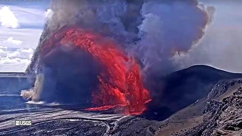 התפרצות נדירה בהר הגעש: 3 מזרקות לבה מקבילות – ומצלמה שנהרסה בשידור חי