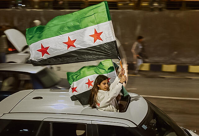 "אף אחד לא מתגעגע לאסד". חגיגות לציון יום השנה בדמשק (Ghaith Alsayed, AP) "אף אחד לא מתגעגע לאסד". חגיגות לציון יום השנה בדמשק