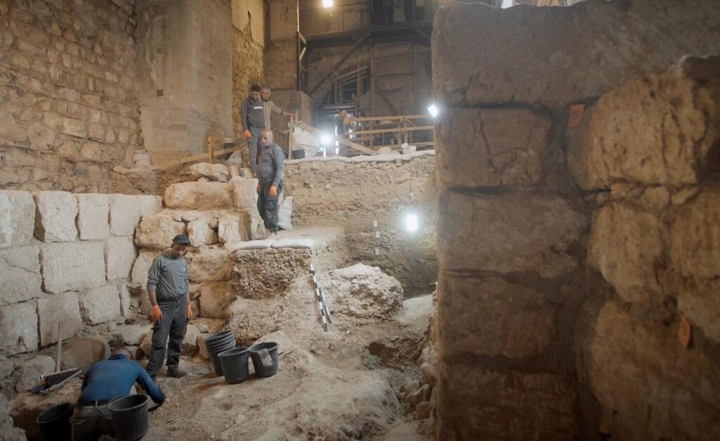 Uncovering of the Hasmonean wall segment in the Kishle (Photo: Gabriel Volcovich) . חשיפת קטע החומה החשמונאית בקישלה