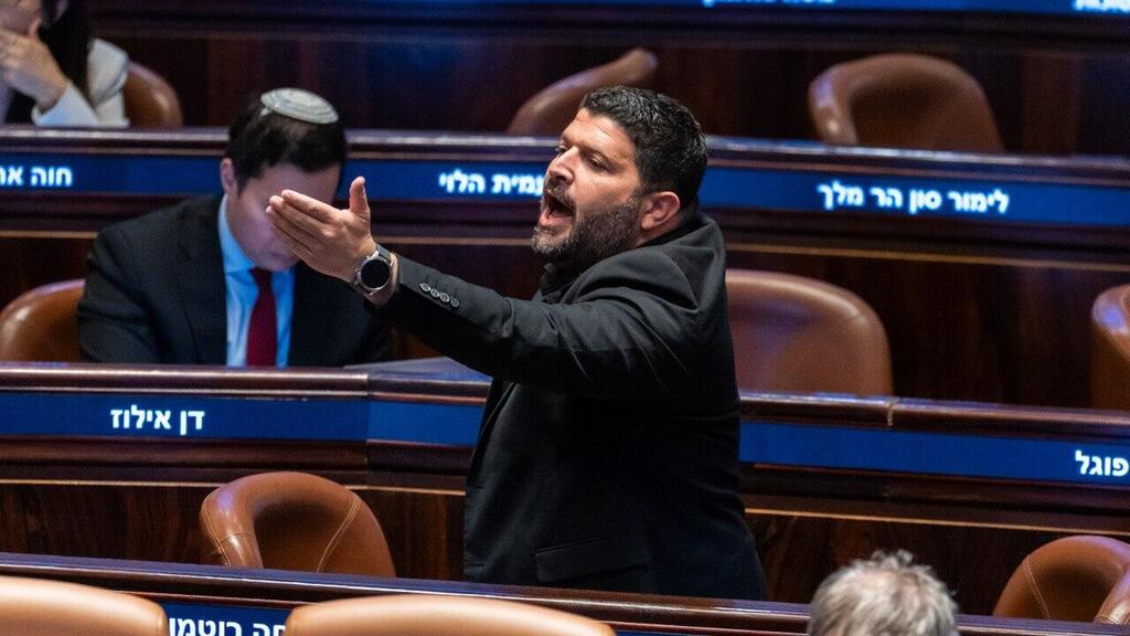 הכאוס במליאה בזמן נאום נתניהו (צילום: שלו שלום) צעקות וכאוס בזמן נאום נתניהו בדיון 40 חתימות במליאת הכנסת