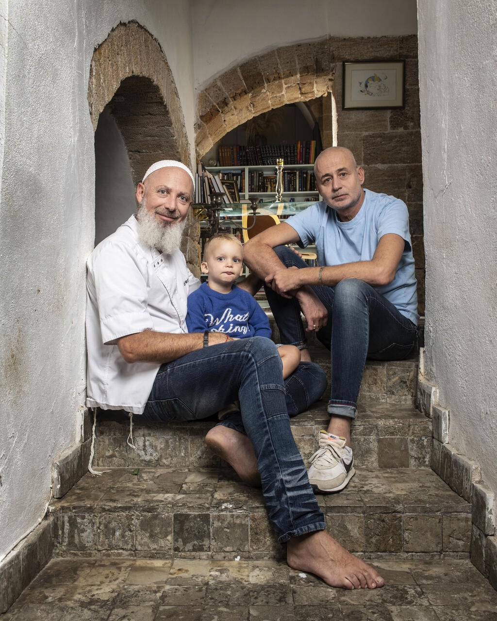 השף ניר צוק עם בן זוגו אלי נחשון-צוק ובנם נס (צילום: איליה מלניקוב) השף ניר צוק עם בן זוגו אלי נחשון-צוק ובנם נס