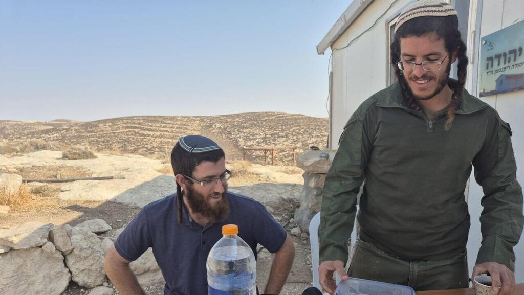"זה נס שמתלבש בטבע". תושבי המאחז דע-אל (מימין) וישי (צילום: אלישע בן קימון ) סיור ביישוב נחלת צבי