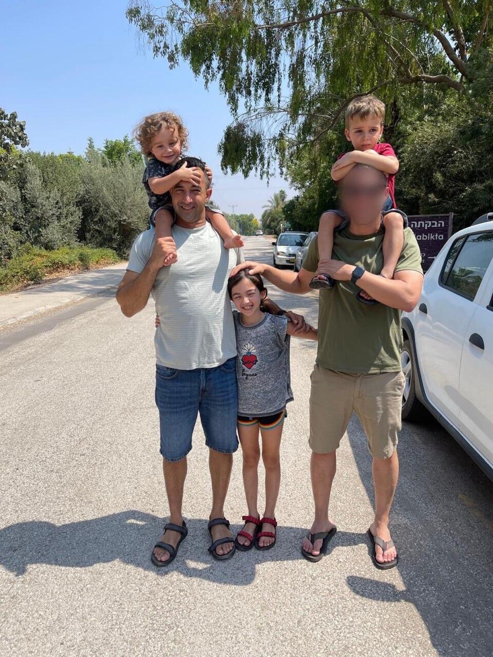 מימין לשמאל: ד"ר א' ואל"מ אסף חממי ז"ל עם ילדיו, אלון, אלה וארבל