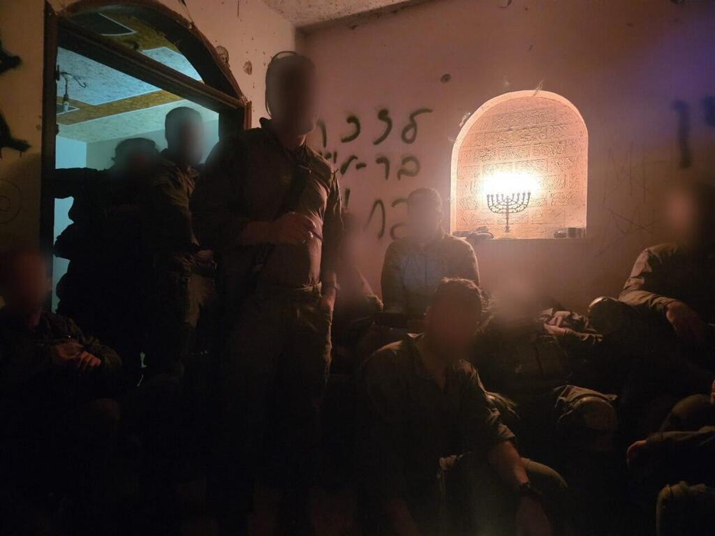 אלחנן בהדלקת נרות חנוכה עם הפלוגה בעזה, 2023