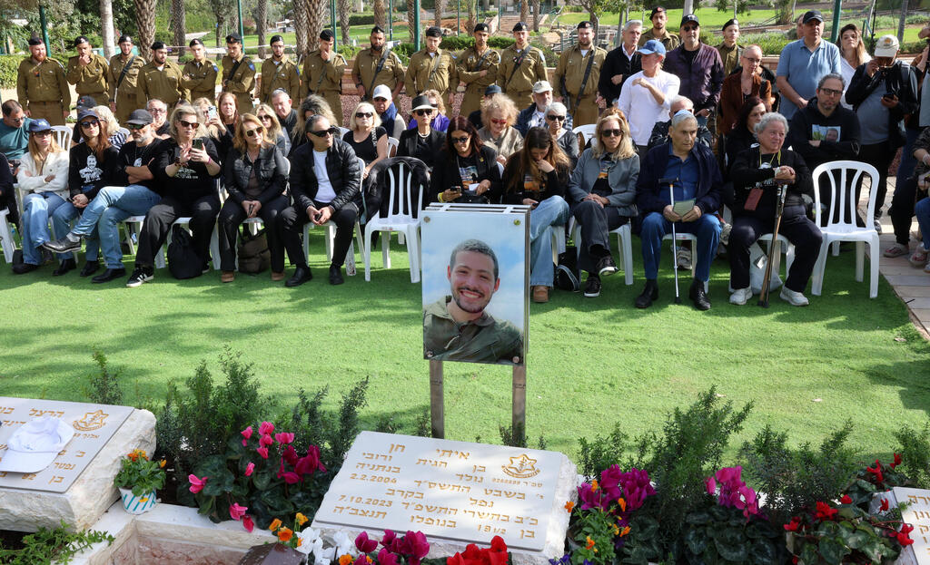 הוריו של איתי חן עולים לקברו בציון ה-30 להלווייתו