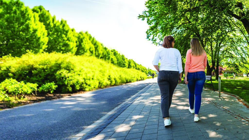 עכשיו מזג האוויר כבר מאפשר. הליכה בפארק (צילום: Shutterstock) נשים צועדות ביחד