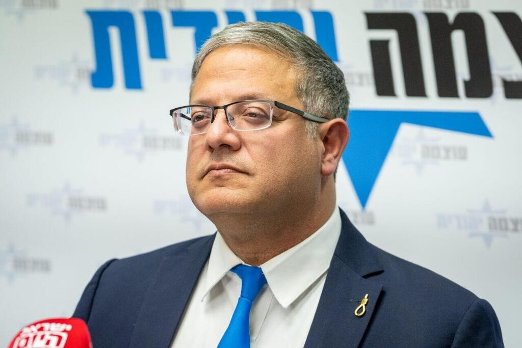 איתמר בן גביר עם הסיכה שמסמלת עונש מוות למחבלים (צילום: שלו שלום ) איתמר בן גביר עם הסיכה שמסמלת עונש מוות למחבלים