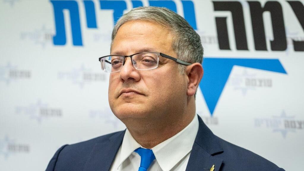 התעלם מהתקיפה ויצא נגד בית המשפט. בן גביר (צילום: שלו שלום) איתמר בן גביר עם הסיכה שמסמלת עונש מוות למחבלים