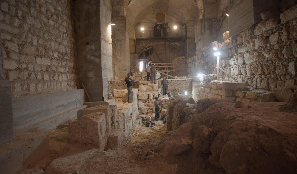 Uncovering of the Hasmonean wall segment in the Kishle (Photo: Gabriel Volcovich) . חשיפת קטע החומה החשמונאית בקישלה