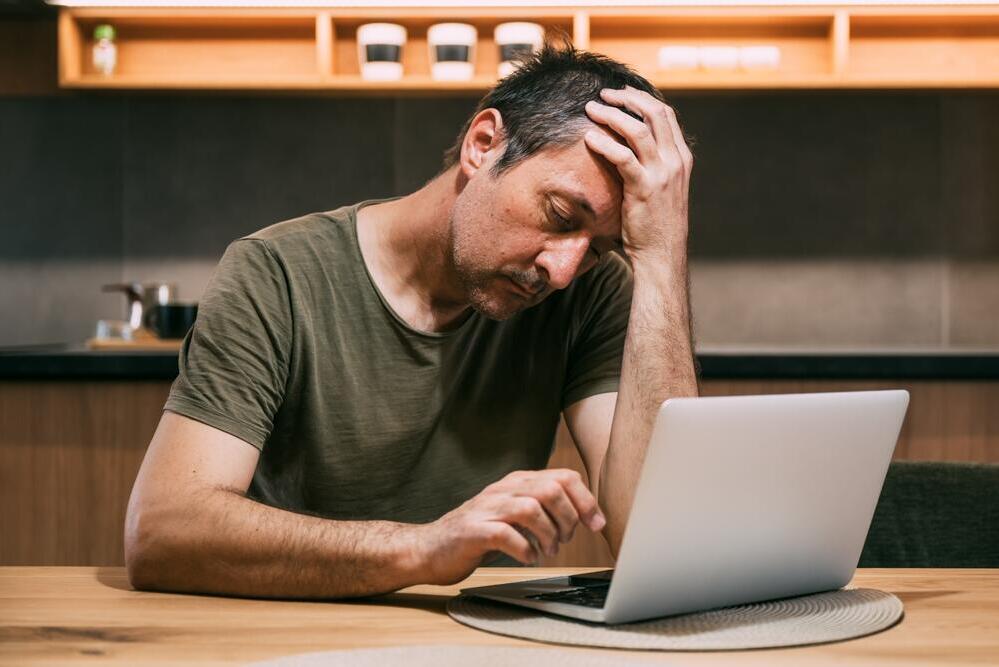 אכילה בלילה מעלה את הסיכון לעייפות למחרת (צילום: shutterstock) אכילה לילית