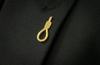 איתמר בן גביר עם הסיכה שמסמלת עונש מוות למחבלים